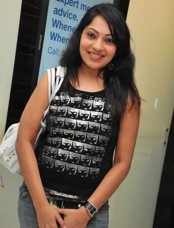 Indian Tv Anchor Ramya In Black T shirt Jeans